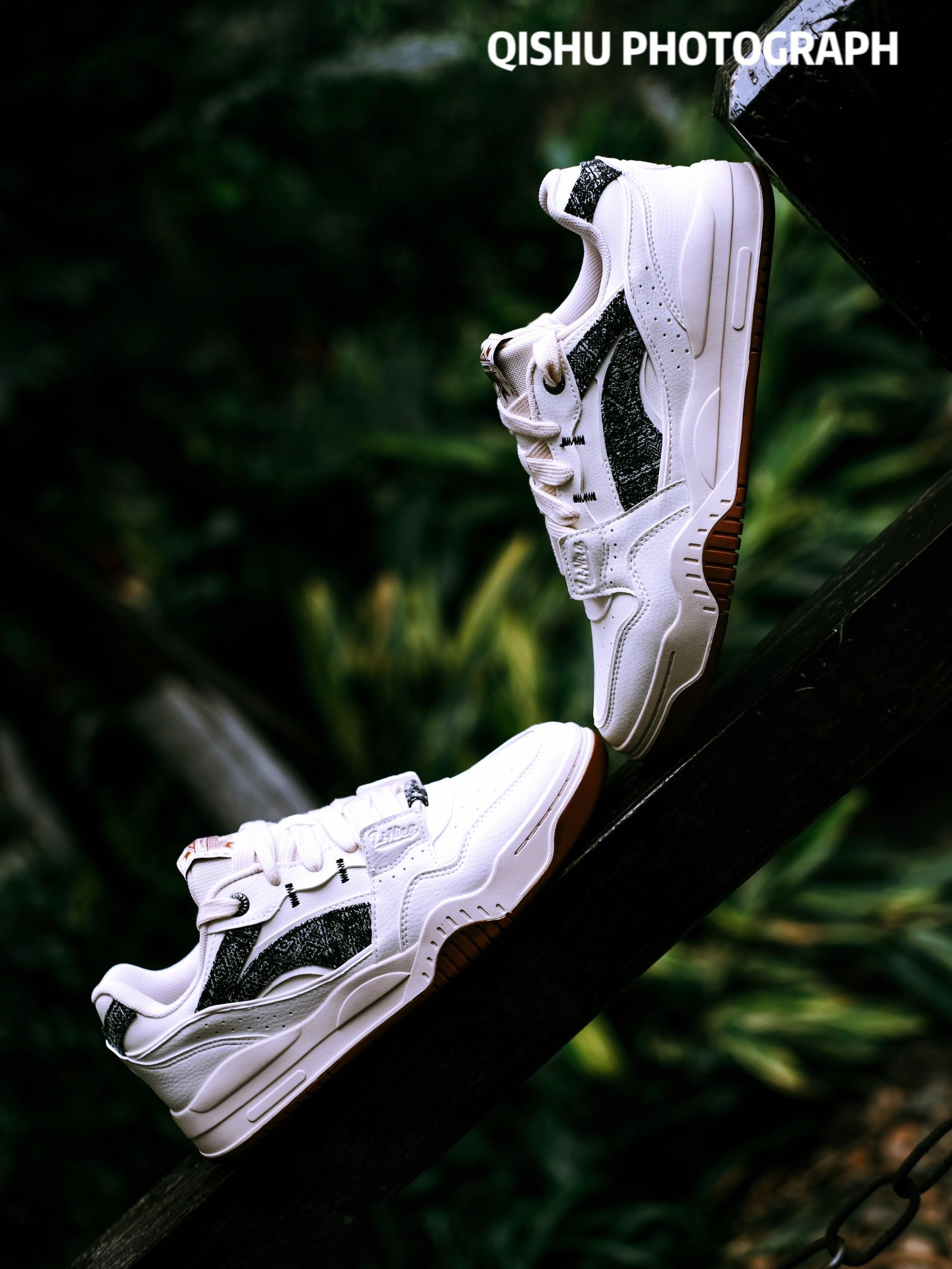 平衡优雅与动感,论复古板鞋还得是「月白」